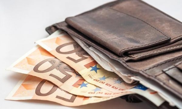 Shtime: Qytetari dorëzon në polici portofolin me 160 euro dhe dokumente personale