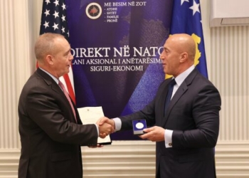 Gjenerali amerikan Timothy Orr që e do shumë FSK-në, merr medalje nga Haradinaj