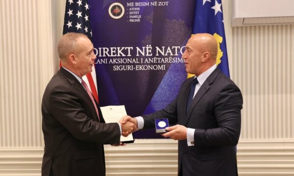 Gjenerali amerikan Timothy Orr që e do shumë FSK-në, merr medalje nga Haradinaj