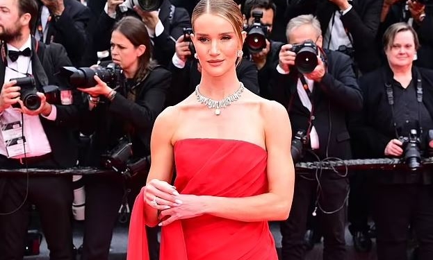 Rosie, mishërim i elegancës me një fustan të kuq joshës në Kanë