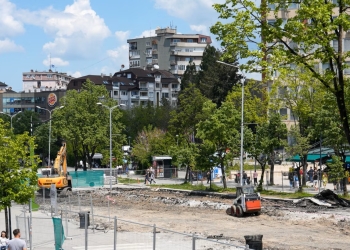 Pse s’ka zhurmë të punimeve në sheshin e Prishtinës, por sherr mes institucioneve?