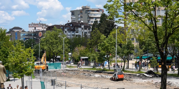 Pse s’ka zhurmë të punimeve në sheshin e Prishtinës, por sherr mes institucioneve?