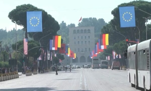 Sot mbahet samiti i Komunitetit Politik, 47 liderë evropianë zbarkojnë në Tiranë