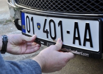 Raportoi se ia kanë vjedhur targat e veturës, policia zbulon se i janë konfiskuar në një shtet tjetër