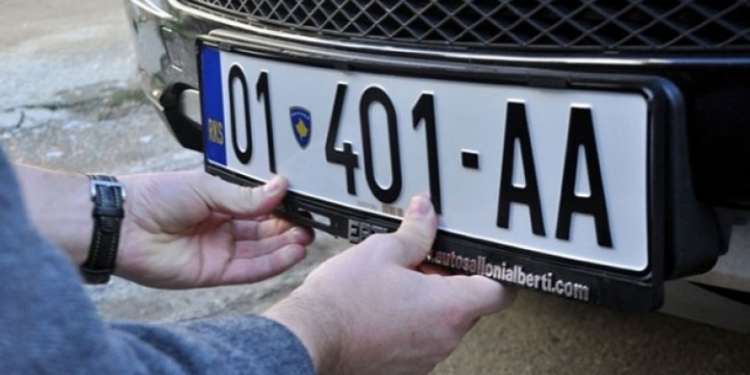 Raportoi se ia kanë vjedhur targat e veturës, policia zbulon se i janë konfiskuar në një shtet tjetër