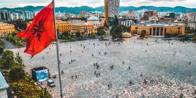 Kosova përfaqësohet nga Osmani, edhe 47 krerë shtetesh diskutojnë për sigurinë, energjinë dhe integrimin në Tiranë