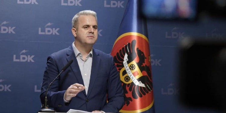 Azemi: 100 mijë punëtorë më pak brenda një tremujori, pasqyrë e politikave të dështuara