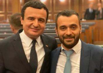 Kurti edhe kryeministër edhe deputet, Rexhaj: Nuk lihet vendi pa zot shtëpie