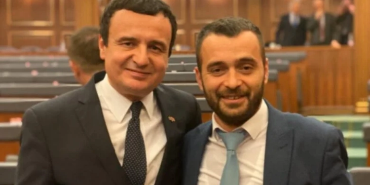 Kurti edhe kryeministër edhe deputet, Rexhaj: Nuk lihet vendi pa zot shtëpie