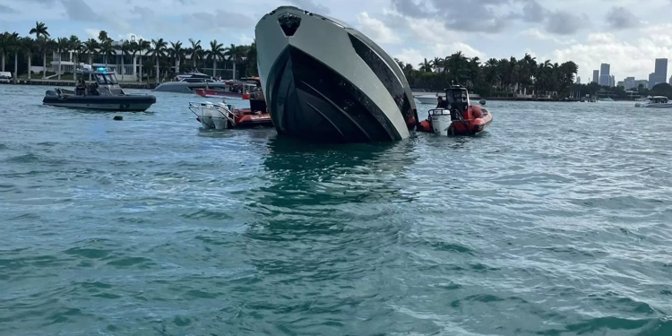Përmbyset varka “Lamborghini” në Miami, shpëtojnë mbi 30 persona