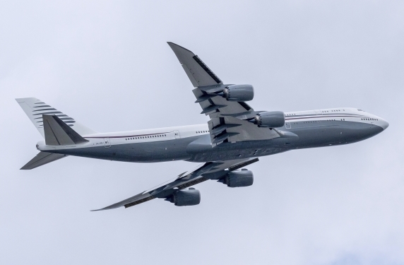 Air Force One i ri mbërrin nga Katari, familja mbretërore i jep Trump një 747-8