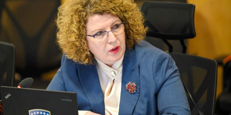 Rozeta Hajdari rreth dyshimeve për favorizimin e EXFIS-it në Pejë: S’jam në dijeni, s’jam aspak e informuar