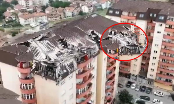 Pamjet nga droni tregojnë dëmin që e shkaktoi zjarri mbrëmë në një ndërtesë në Emshir