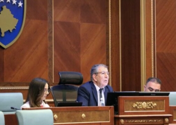 Dehari ia huq me të madhe kur e cakton seancën e radhës, thotë “shihemi më 21 qershor 2005”