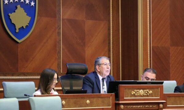 Dehari ia huq me të madhe kur e cakton seancën e radhës, thotë “shihemi më 21 qershor 2005”