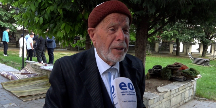 Besimtarët në Prishtinë urojnë Bajramin: Kurrë më të hasmuar, deputetët të mbledhin mend se bota po qesh me ne