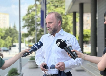 Tahiri: Vetëvendosjes nuk i konvenojnë zgjedhjet e dyfishta sepse është parti në rënie