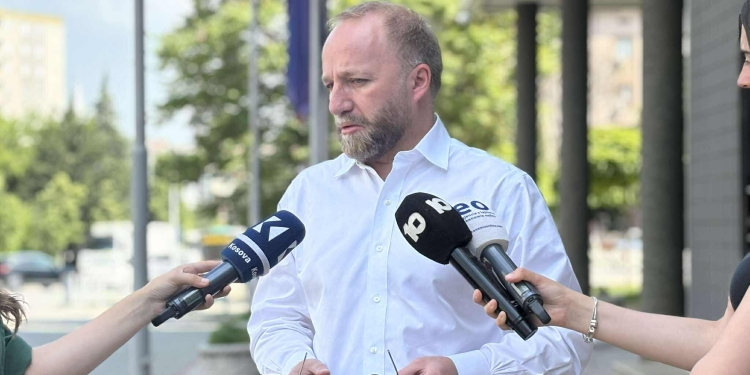 Tahiri: Vetëvendosjes nuk i konvenojnë zgjedhjet e dyfishta sepse është parti në rënie