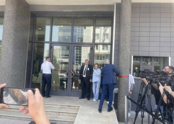 Koci ua “bllokon” derën deputetëve: Nëse vazhdon kështu, kjo fjongo zingjir do të bëhet