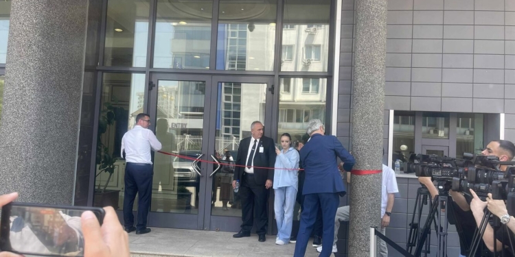 Koci ua “bllokon” derën deputetëve: Nëse vazhdon kështu, kjo fjongo zingjir do të bëhet