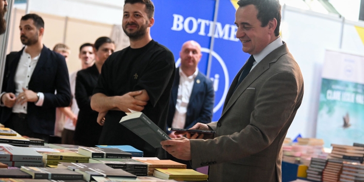 Kurti viziton Panairin e 25-të të Librit në Prishtinë: Libri sjell lirinë shpirtërore dhe atë mendore