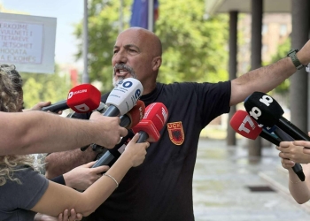 Disa veteranë protestojnë para Kuvendit: Pa u liruar krerët e UÇK-së, ky popull s’ka festë