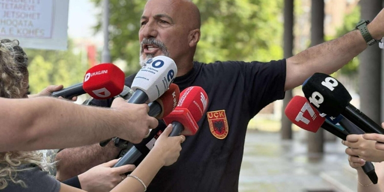 Disa veteranë protestojnë para Kuvendit: Pa u liruar krerët e UÇK-së, ky popull s’ka festë