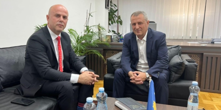 Koordinatori për luftimin e Krimit Ekonomik takohet me kryeprokurorin Isufaj – Flasin për thellimin e bashkëpunimit