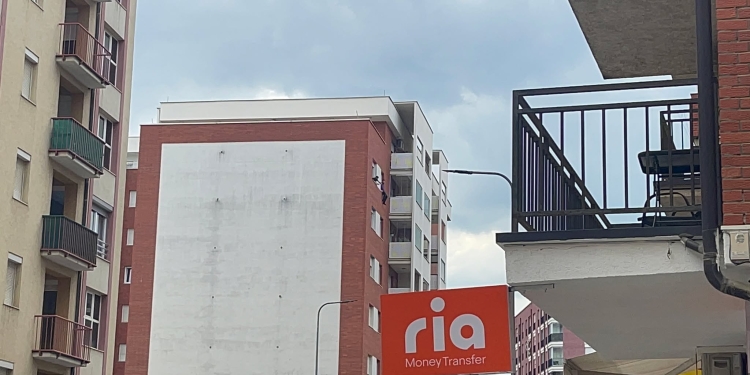 Tentoi të bëjë vetëvrasje nga kati i 8-të në rrugën Muharrem Fejza – shpëtohet falë ndërhyrjes së policisë dhe qytetarëve