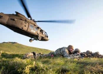 Ushtarë të aviacionit amerikan të KFOR-it realizojnë një stërvitje me helikopter përgjatë kufirit me Serbinë