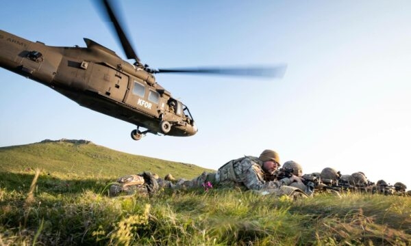 Ushtarë të aviacionit amerikan të KFOR-it realizojnë një stërvitje me helikopter përgjatë kufirit me Serbinë