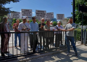 Protestë para Kuvendit: “Kosova nuk mund të presë”, qytetarët kërkojnë fundin e bllokadës politike