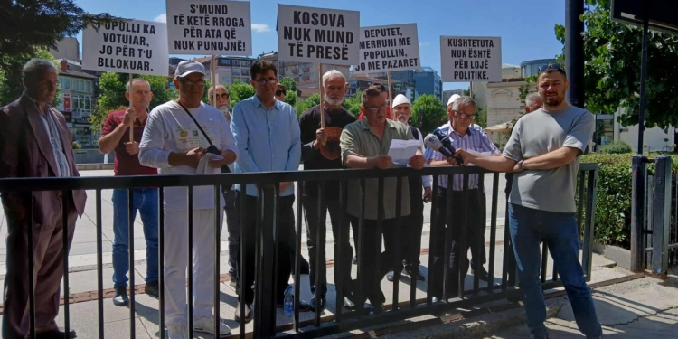 Protestë para Kuvendit: “Kosova nuk mund të presë”, qytetarët kërkojnë fundin e bllokadës politike