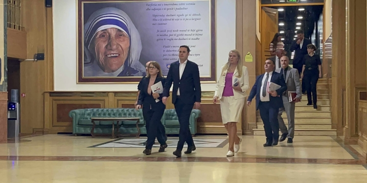 Partitë dakordohen që të shtyhet seanca, pas takimit të ftuar nga Kurti