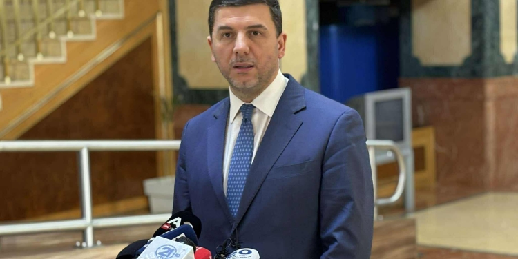 Krasniqi: Kurti s’ndryshon qëndrim, mentaliteti imponues i tij po vazhdon bllokadën