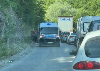 Një i vdekur dhe dy të lënduar pas aksidentit në rrugën Prishtinë-Gjilan