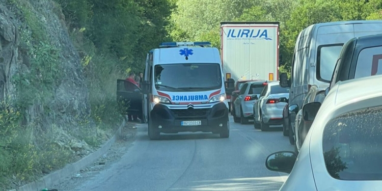 Një i vdekur dhe dy të lënduar pas aksidentit në rrugën Prishtinë-Gjilan