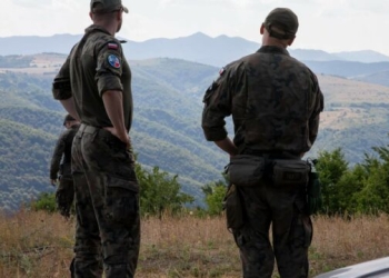 Ushtarët polakë të KFOR-it patrullojnë në kufirin me Serbinë