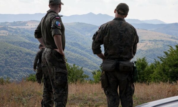 Ushtarët polakë të KFOR-it patrullojnë në kufirin me Serbinë