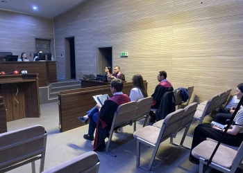 Albulena Haxhiu paraqitet në gjykatë, shtyhet seanca gjyqësore për gaz lotsjellës në Kuvend