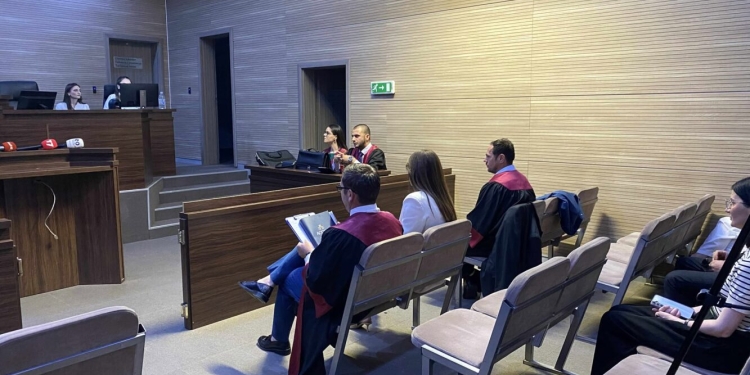 Albulena Haxhiu paraqitet në gjykatë, shtyhet seanca gjyqësore për gaz lotsjellës në Kuvend