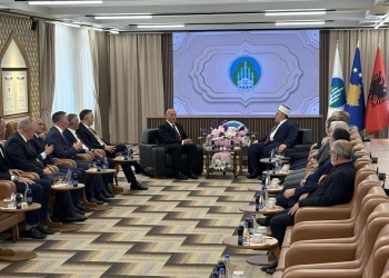 Haradinaj në Bashkësinë Islame për Bajram: Uroj të na çelë Zoti rrugët, sepse e meritojmë