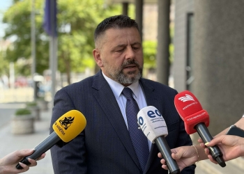 Berisha: Liderët tanë janë mësuar t’i kapësh për krahu dhe t’u tregohet se çka të bëjnë