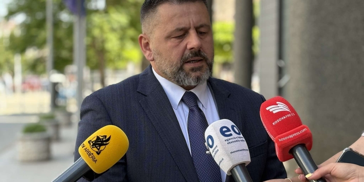 Berisha: Liderët tanë janë mësuar t’i kapësh për krahu dhe t’u tregohet se çka të bëjnë