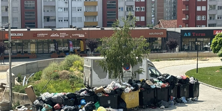 Shëmti që të vret syrin: bërllok në kryeqytet edhe në ditë feste!
