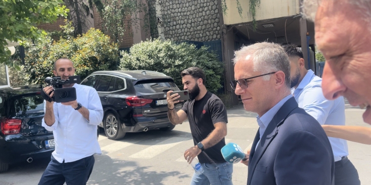 Zv. kryeministri Besnik Bislimi doli nga prokuroria, u intervistua për rastin Peci, nuk i përgjigjet mediave