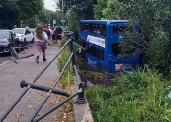 Aksident në Angli, 17 fëmijë të lënduar pasi autobusi dykatësh ra në lumë
