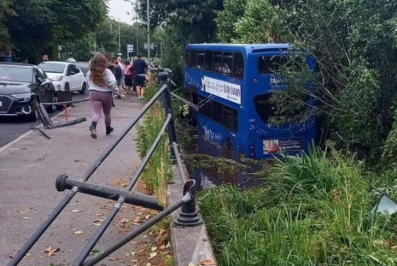 Aksident në Angli, 17 fëmijë të lënduar pasi autobusi dykatësh ra në lumë