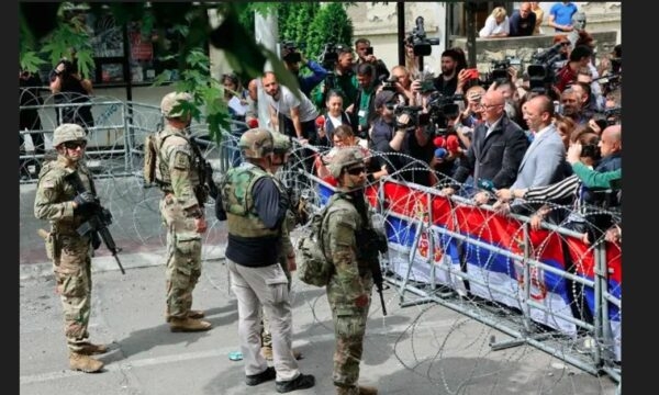 NATO i kërkon Serbisë t’i nxjerrë para drejtësisë grupin e Banjskës dhe personat që kishin sulmuar KFOR-in në Zveçan