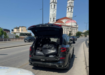 Dogana konfiskon mbi 180 copë veshmbathje të dyshuara për imitim të markave të njohura ndërkombëtare